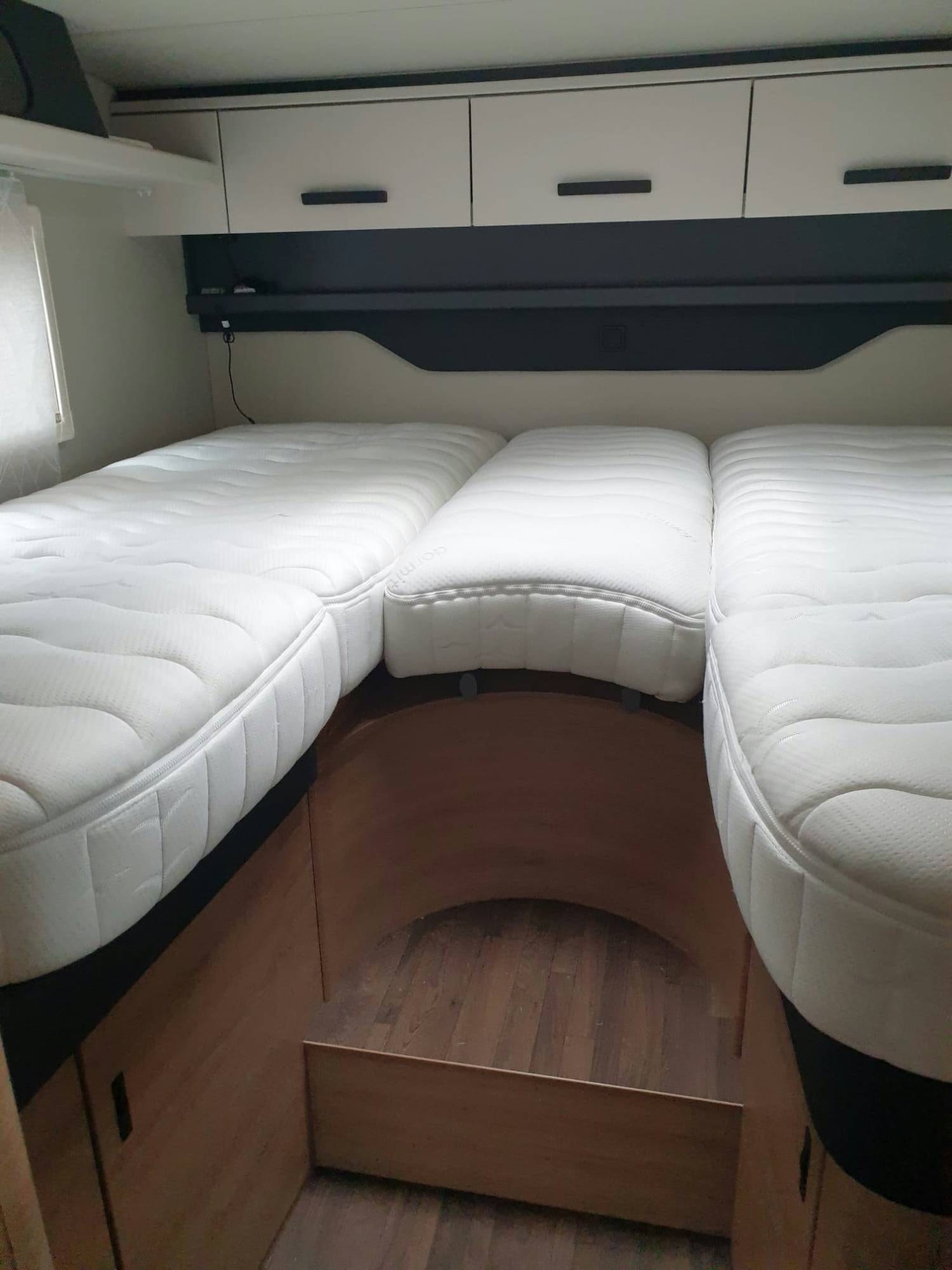 Dormito-Matratzen nach Maß im Wohnmobil, mit abgerundeten Ecken um den Einstieg geschnitten