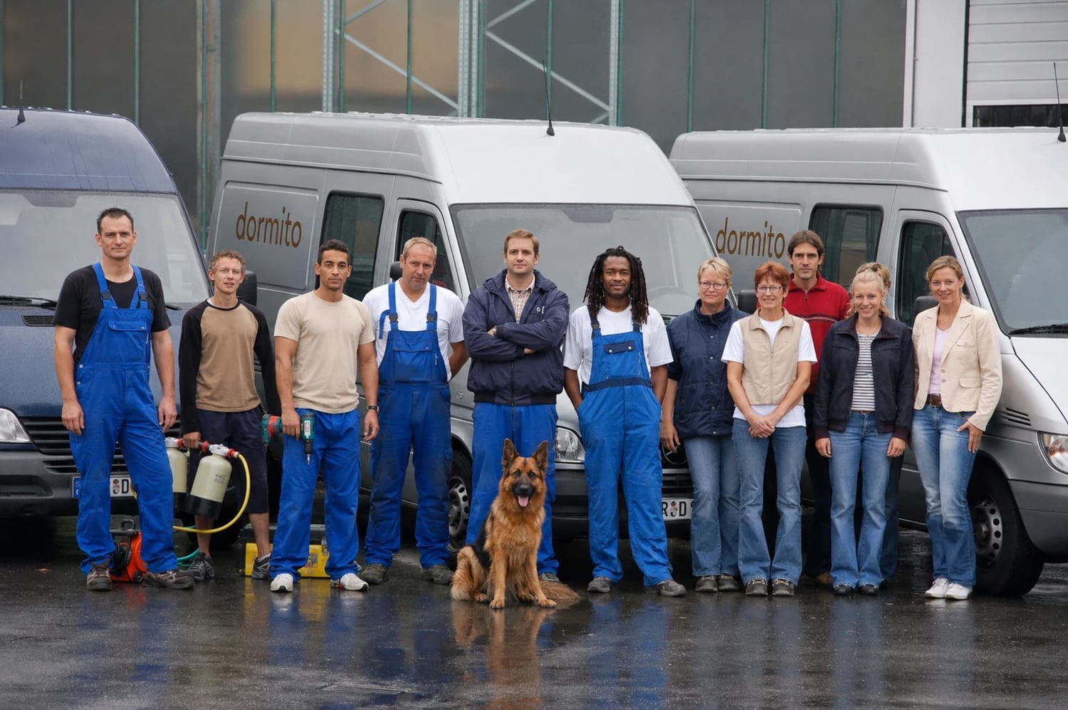 Das Dormito-Team mit Werkstatt-Transportern vor dem Betrieb in Borken