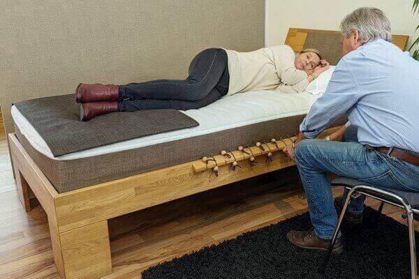 Orthopaedische Matratze im Bettengeschäft simuliert